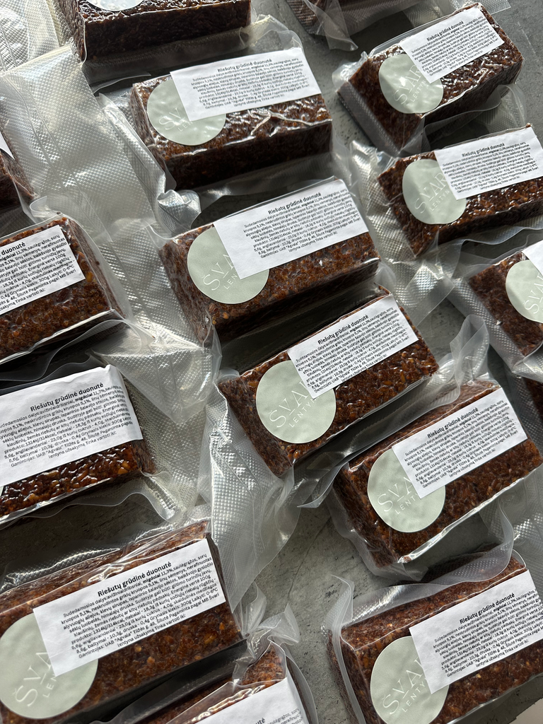 Riešutų grūdinė duonutė 300g